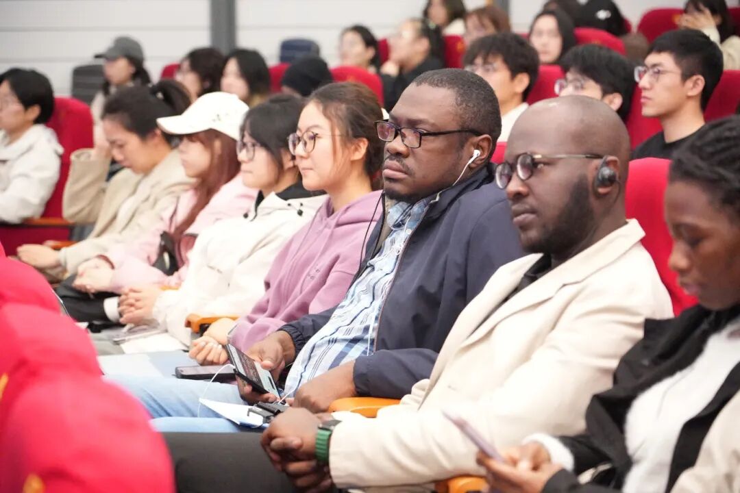 20251106 沙特审计院院长胡萨姆·阿兰卡里先另行通知生受聘beat365中国官方网站荣誉教授仪式 (12).JPG