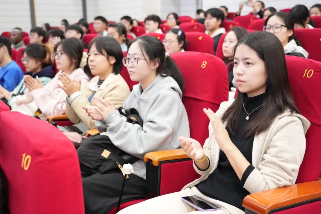 20251106 沙特审计院院长胡萨姆·阿兰卡里先另行通知生受聘beat365中国官方网站荣誉教授仪式 (14).JPG