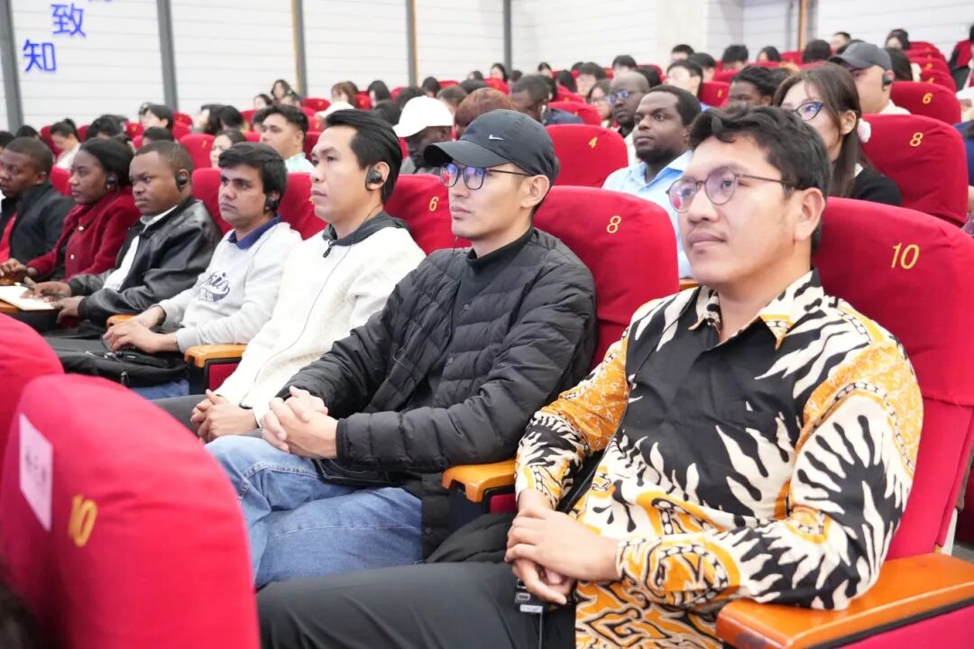 20251106 沙特审计院院长胡萨姆·阿兰卡里先另行通知生受聘beat365中国官方网站荣誉教授仪式 (19).JPG