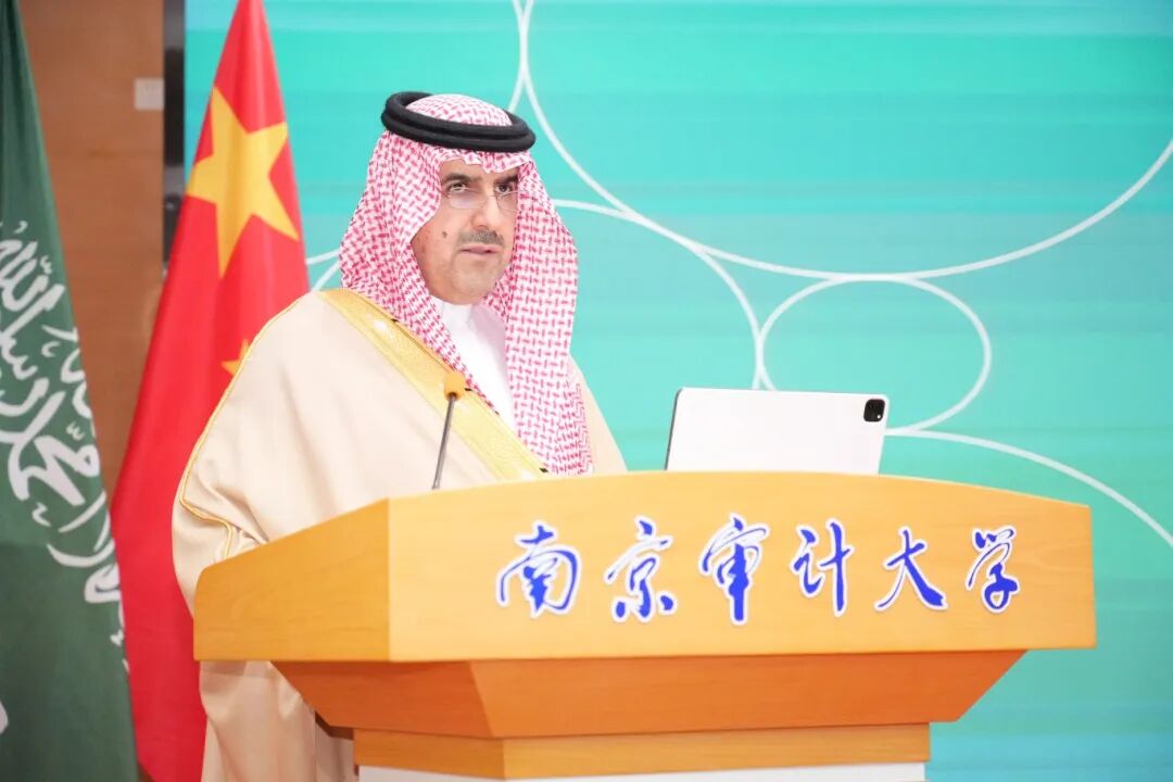 20251106 沙特审计院院长胡萨姆·阿兰卡里先另行通知生受聘beat365中国官方网站荣誉教授仪式 (44).JPG